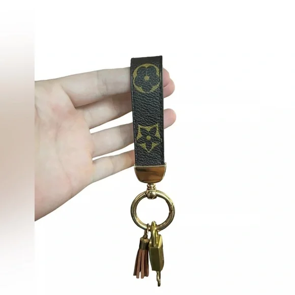 AUTHENTIC Rare 204 Louis Vuitton Lock and key with LV keychain and necklaces! - Picture 10 of 16
